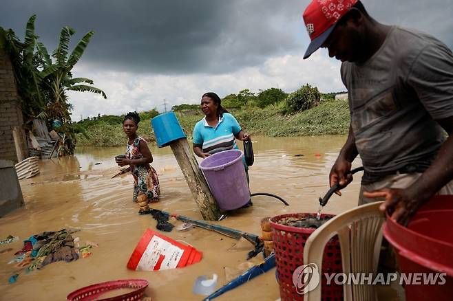 에콰도르 폭우 침수 현장에서 가재도구 챙기는 주민들 [로이터 연합뉴스 자료사진. 재판매 및 DB 금지]