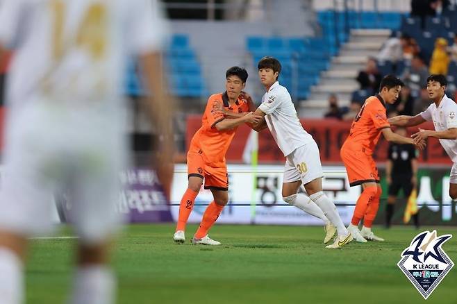 K리그1 경기에서 수비하고 있는 김주성(오른쪽) [한국프로축구연맹 제공. 재판매 및 DB 금지]