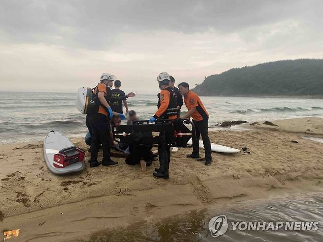 양양 설악해변서 낙뢰 추정 사고 (양양=연합뉴스) 이재현 기자 = 10일 오후 7시 33분께 강원 양양군 강현면 전진리 설악해변에서 낙뢰 추정 사고로 6명이 쓰러졌다.
    이 중 1명은 심정지 상태이고 나머지 5명이 구급차와 자차로 인근 병원으로 옮겨져 치료 중이다. 2023.6.10 [강원도 소방본부 제공.재판매 및 DB 금지] photo@yna.co.kr