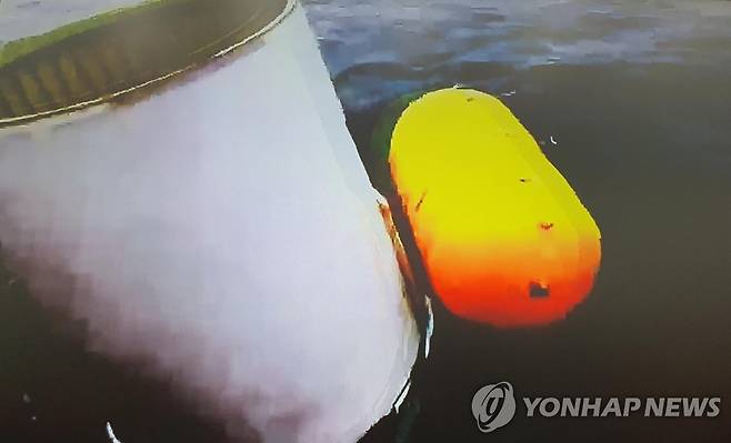 합동참모본부, '북 주장 우주발사체' 추정 물체 인양 (서울=연합뉴스) 합동참모본부는 북한이 발사한 이른바 우주발사체 일부를 해상에서 인양하고 있다고 31일 밝혔다. 사진은 '북 주장 우주발사체' 일부로 추정되는 물체. 2023.5.31 [합동참모본부 제공. 재판매 및 DB 금지] photo@yna.co.kr