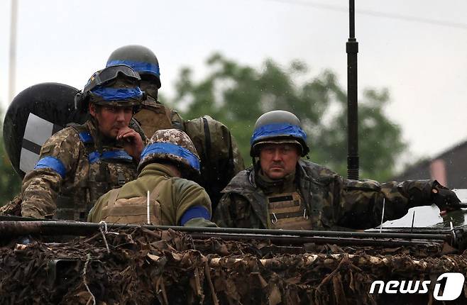 우크라이나 군인들이 11일(현지시간) 자포리자주(州)의 한 마을에서 장갑차에 탑승하고 있다. 2023.06.11/뉴스1 ⓒ AFP=뉴스1 ⓒ News1 김민수 기자