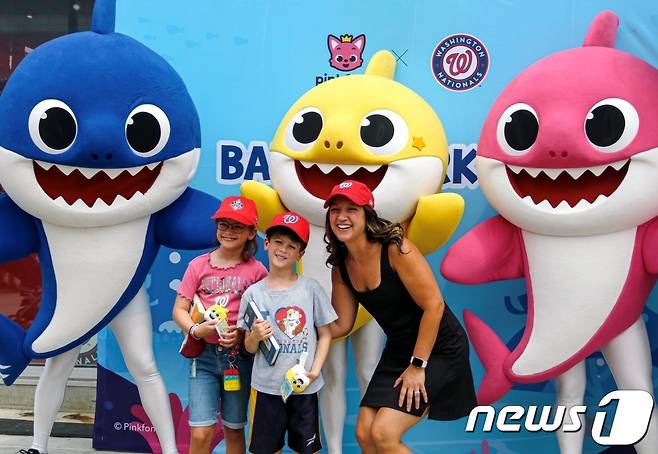 31일(현지시간) MLB 명문 워싱턴 내셔널스 홈구장 내셔널스 파크에서 열린 ‘아기상어의 날’ 스페셜 경기에서 관람객들이 핑크퐁 상어가족과 함께 기념 촬영을 하고 있다. (더핑크퐁컴퍼니 제공) 2022.8.1/뉴스1