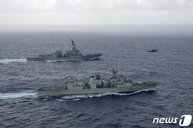 5월 30일(현지시간) 미국 해군 구축함 정훈함과 캐나다 왕립 해군 호위함 HMCS 몬트리올이 남중국해에서 훈련을 하고 있다. 2023.6 5 ⓒ 로이터=뉴스1 ⓒ News1 우동명 기자