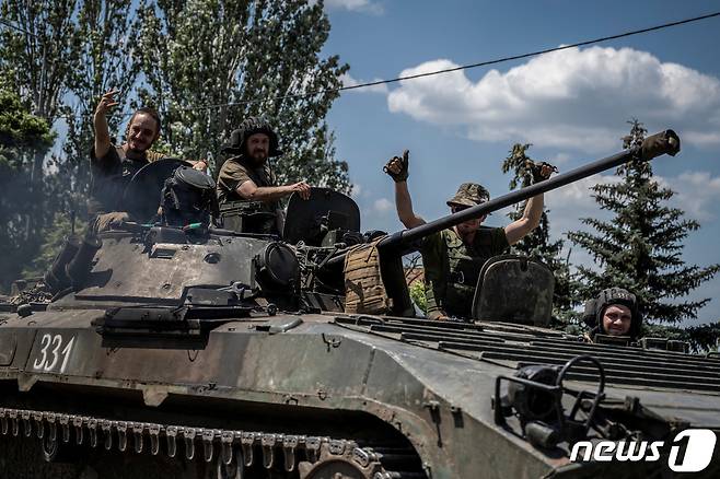 9일(현지시간) 우크라이나 도네츠크 바흐무트 전선에서 병사들이 러시아 군을 향해 BMP-1 장갑차를 타고 이동하고 있다. 2023.6.10 ⓒ 로이터=뉴스1 ⓒ News1 우동명 기자