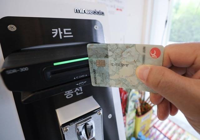 통계청 속보지표인 나우캐스트에 따르면 지난달 5일 기준 20대 이하의 신용카드 이용액은 2020년 1월대비 0.8% 감소한 것으로 나타났다. /뉴시스