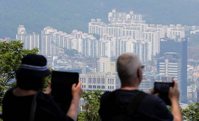 지난 4일 서울 중구 남산 전망대를 찾은 시민들이 도심 속 아파트 단지를 바라보고 있다./뉴스1