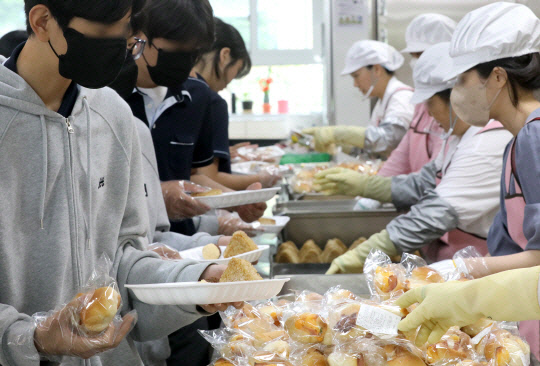 대전 학비노조의 파업 사태로 인해 학생들에게 빵 등 대체급식을 제공하고 있다. 대전일보DB