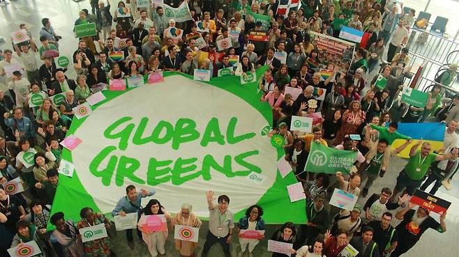 8일부터 11일까지 인천 연수구 송도컨벤시아에서 열린 세계녹색당 총회 참석자들이 세계 녹색당(Global Greens) 깃발을 들고 기념 촬영을 하고 있다. 녹색당 제공
