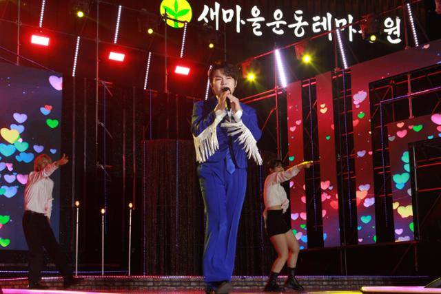 ‘리틀싸이’ 황민우가 무대 위에서 화려한 율동으로 관객들을 사로잡고 있다. 김민규 기자