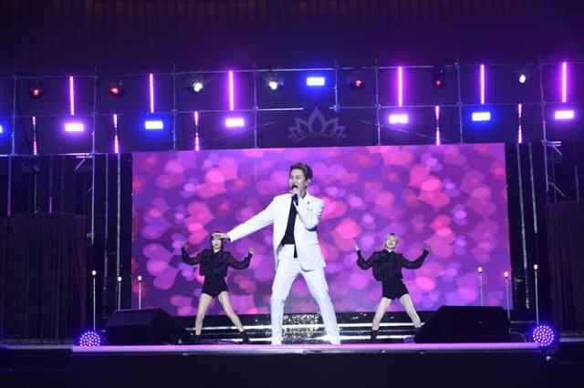 가수 김수찬이 사랑의 해결사’로 무대를 시작해 ‘대구 아가씨’ 자작곡 ‘사랑쟁이’, ‘첫정’ 그리고 앵콜곡 '솔직 이별'로 열띤 무대를 이어갔다. 류수현 기자