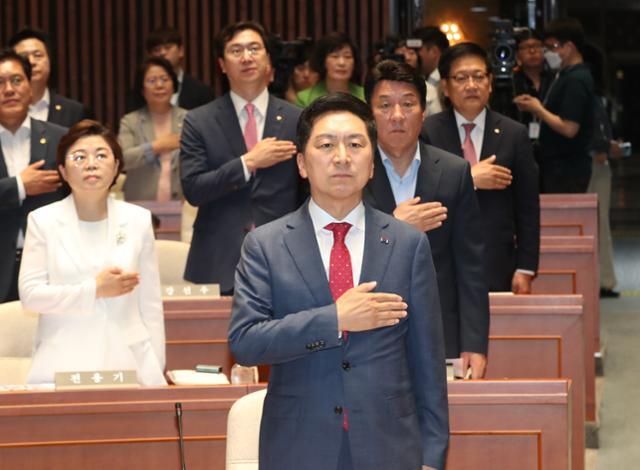 김기현 국민의힘 대표가 12일 서울 여의도 국회에서 열린 의원총회에서 국기에 경례를 하고 있다. 뉴스1