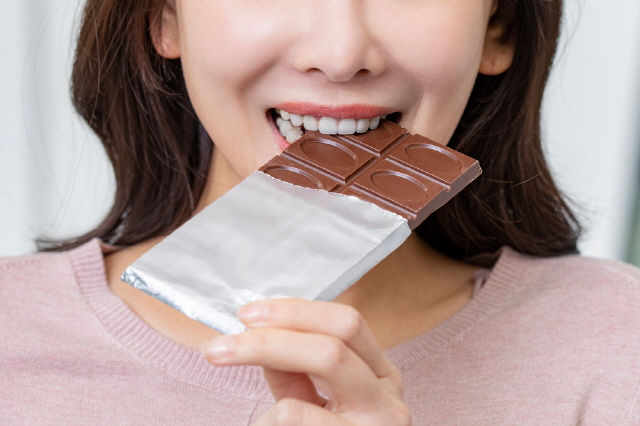 초콜릿을 먹으면 뇌 속 쾌락 중추가 자극받아 스트레스 수치가 일시적으로 감소한다./사진=클립아트코리아