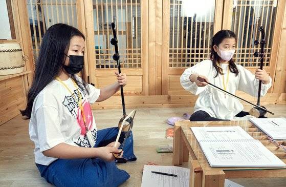 해금은 바이올린과 달리 음의 높이를 결정하는 지판이 없기 때문에 원하는 음을 정확히 연주하려면 많은 연습이 필요하다.