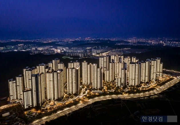 드론으로 촬영한 '검암역 로열파크씨티'의 야간 전경. / 사진=디케이아시아