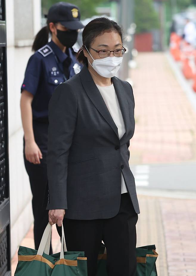 이태원 참사 부실 대응 혐의로 구속기소된 박희영 용산구청장이 법원의 보석 청구 인용에 따라 7일 오후 서울 구로구 남부구치소를 나서고 있다. 연합뉴스