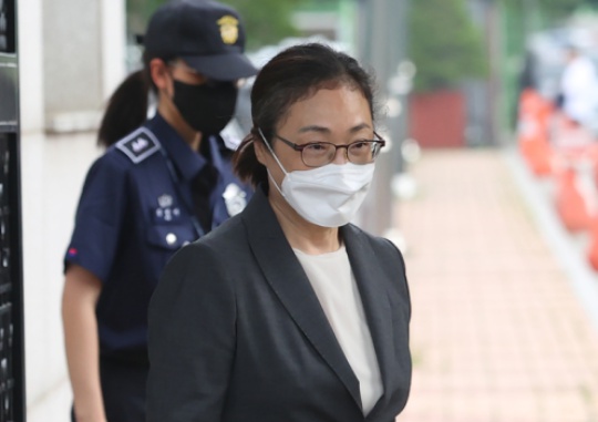 Park Hee-young, the Yongsan-gu district mayor who was arrested and charged for her poor response to the Itaewon crowd crush, leaves the Nambu (southern) Detention Center in Guro-gu, Seoul on the evening of June 7 after the court accepted her request for bail. Yonhap News