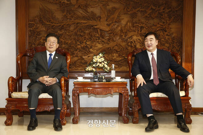 싱하이밍 주한 중국대사(오른쪽)가 지난 8일 서울 성북구 중국대사관저를 방문한 이재명 더불어민주당 대표를 만나고 있다. 국회사진기자단