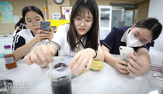 고교생이 중학생의 실험 멘토가 되어…지난 7일 서울 송파구 잠실여고에서 열린 이음동아리 멘토링 수업에서 잠실여고와 일신여중 학생들이 ‘오호(친환경물병) 만들기 실험’을 진행하고 있다. 성동훈 기자