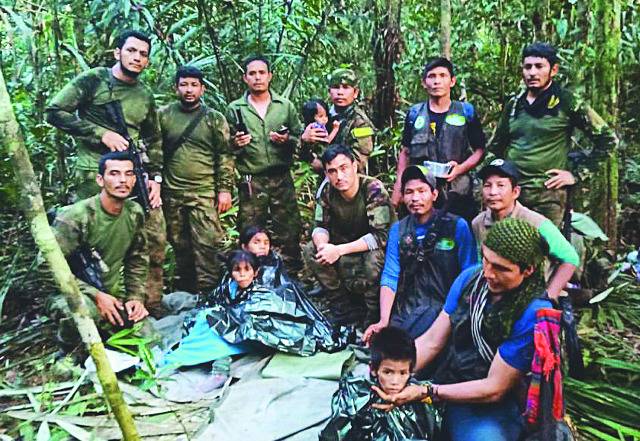 경비행기 추락 사고에서 살아난 콜롬비아의 어린 4남매가 9일(현지시간) 카케타주 솔라노 정글에서 구조된 직후 구조대원들과 함께 사진 촬영에 응하고 있다. 콜롬비아 군 당국은 대대적인 수색작전을 벌인 끝에 사고 40일 만에 구조에 성공했다. AFP연합뉴스