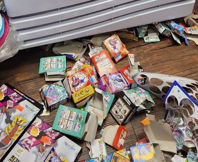 지난 주말 한 무인문구점 포켓몬 카드와 딱지 등이 포장이 뜯긴 채 바닥 위에 놓인 모습. 자영업자 커뮤니티 '아프니까 사장이다' 캡처