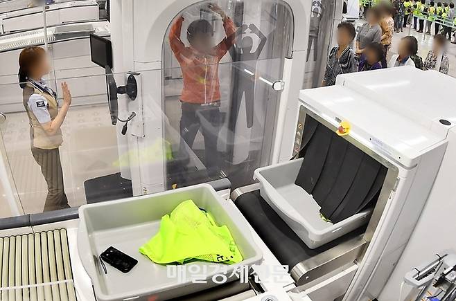 인천공항 제2여객터미널에서 열린 종합 시험운영 점검에서 가상 승객들이 원형보안검색기를 체험하고 있다. 자료사진 /이승환기자