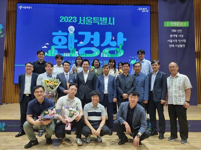 (가운데줄 왼쪽 3번째부터) 김황래 대양엔바이오 대표, 오세훈 서울시장, 박종운 이엔코퍼레이션 대표/사진제공=이엔코퍼레이