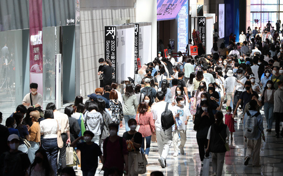 (서울=뉴스1) 구윤성 기자 = 1일 오후 서울 강남구 코엑스에서 열린 국내 최대 책 축제 '제28회 서울국제도서전'이 입장하려는 관람객들로 북적이고 있다. 신종 코로나바이러스 감염증(코로나19)로 연기·축소돼 열렸다가 3년 만에 대규모로 열린 이번 도서전은 15개국 195개 사가 참가했다. 2022.6.1/뉴스1