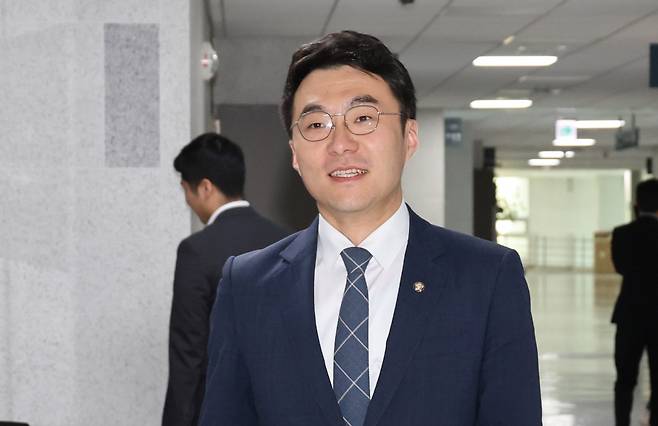 가상자산 보유 논란이 계속되고 있는 김남국 의원이 9일 오전 서울 여의도 국회 의원회관 의원실로 들어가고 있다. [연합]