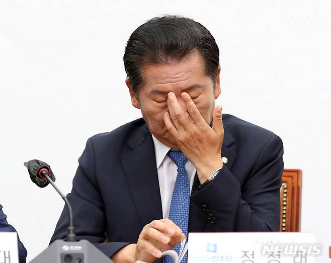 [서울=뉴시스] 전진환 기자 = 정청래 더불어민주당 최고위원이 12일 오전 서울 여의도 국회에서 열린 최고위원회의에 참석해 눈가를 만지고 있다. 2023.06.12. amin2@newsis.com