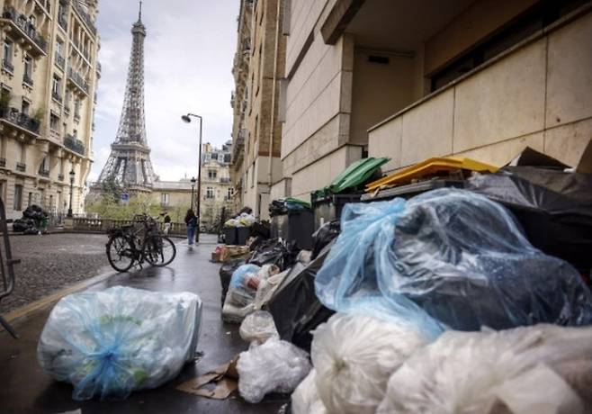 2023년 3월 프랑스에서 정부의 연금개혁에 반발하는 노조의 총파업이 벌어진 가운데 청소 인력이 사라진 파리 시가지에 쓰레기가 나뒹굴고 있다. 파리=AP연합뉴스