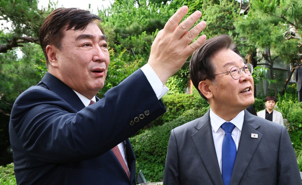 이재명 더불어민주당 대표가 8일 오후 서울 성북구 중국대사관저를 방문해 싱하이밍 주한중국대사와 관저를 둘러보고 있다. 뉴스1