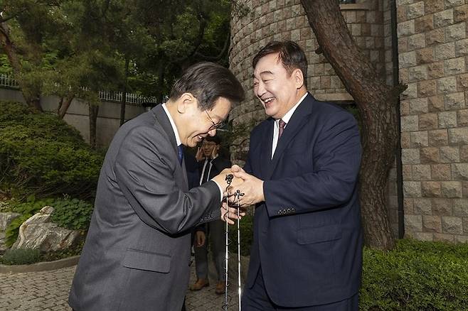이재명 더불어민주당 대표(왼쪽)가 지난 8일 서울 성북구 중국대사관저에서 싱하이밍 주한중국대사를 만나고 있다. 연합뉴스