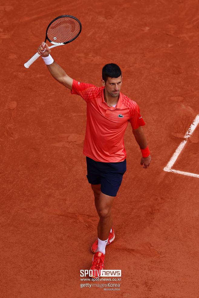 ▲ 2023년 롤랑가로스 프랑스오픈 남자 단식 결승전에서 득점을 올린 뒤 라켓을 들어올리는 노바크 조코비치