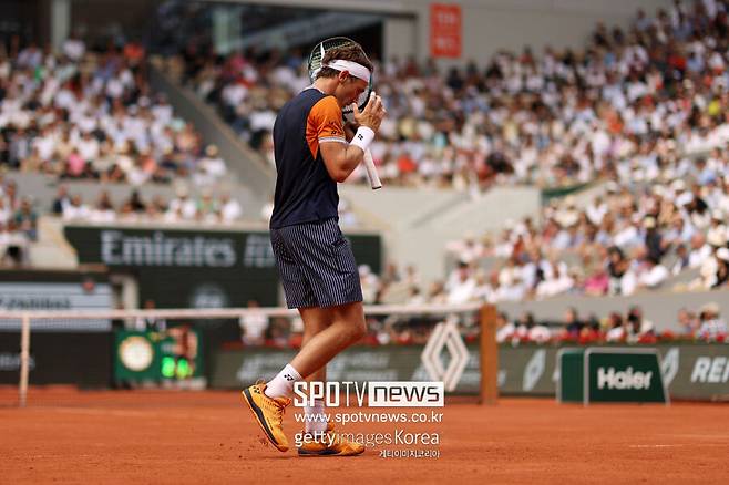 ▲ 2023년 롤랑가로스 프랑스오픈 남자 단식 결승전에서 경기가 풀리지 않자 고개를 떨구는 카스페르 루드