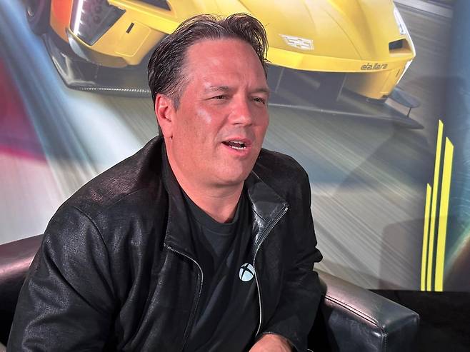 필 스펜서 마이크로소프트(MS) 게이밍(Xbox) 사장 (로스앤젤레스=연합뉴스) 임미나 특파원 = 필 스펜서 마이크로소프트(MS) 게이밍 사장이 11일(현지시간) 미국 로스앤젤레스(LA) 그래미 뮤지엄에서 신작 게임 쇼케이스를 연 뒤 연합뉴스와 인터뷰하고 있다. 2023.6.12 mina@yna.co.kr