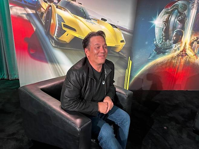 필 스펜서 마이크로소프트(MS) 게이밍(Xbox) 사장 (로스앤젤레스=연합뉴스) 임미나 특파원 = 필 스펜서 마이크로소프트(MS) 게이밍 사장이 11일(현지시간) 미국 로스앤젤레스(LA) 그래미 뮤지엄에서 신작 게임 쇼케이스를 연 뒤 연합뉴스와 인터뷰하고 있다. 2023.6.12 mina@yna.co.kr