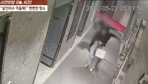 '부산 돌려차기' CCTV 영상 지난해 5월 부산 서면 오피스텔 공동현관에서 귀가하던 20대 여성을 아무런 이유도 없이 무차별 폭행한 30대 남성의 모습. [JTBC '사건반장' 방송화면 캡처]