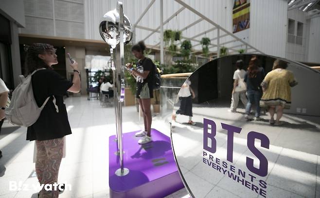 방탄소년단(BTS) 데뷔 10주년을 기념한 마케팅에 유통업계가 가세하고 나섰다. 사진은 13일 오후 영등포구 여의도 더현대 서울에 마련된 포토부스 모습./사진=이명근 기자 qwe123@