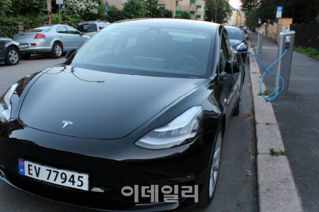테슬라의 전기차가 노르웨이 오슬로 주택가에서 충전을 하고 있다. (사진=최훈길 기자)