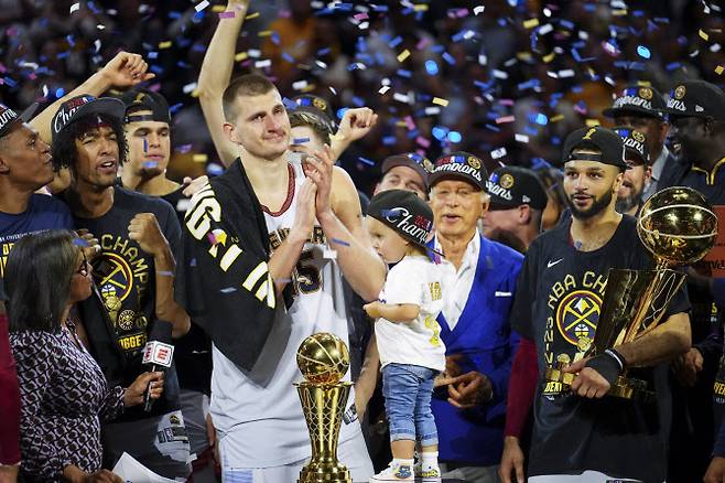덴버 너기츠가 창단 첫 미국프로농구(NBA) 우승을 차지한 뒤 간판스타 니콜라 요키치가 MVP 트로피를 받고 기뻐하고 있다. 사진=AP PHOTO