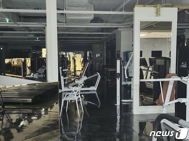 12일 경기 부천시에 위치한 해당 브랜드 헬스장은 불이 꺼진채 굳게 닫혀 있었다. 23.06.12 ⓒ 뉴스1 한병찬 기자