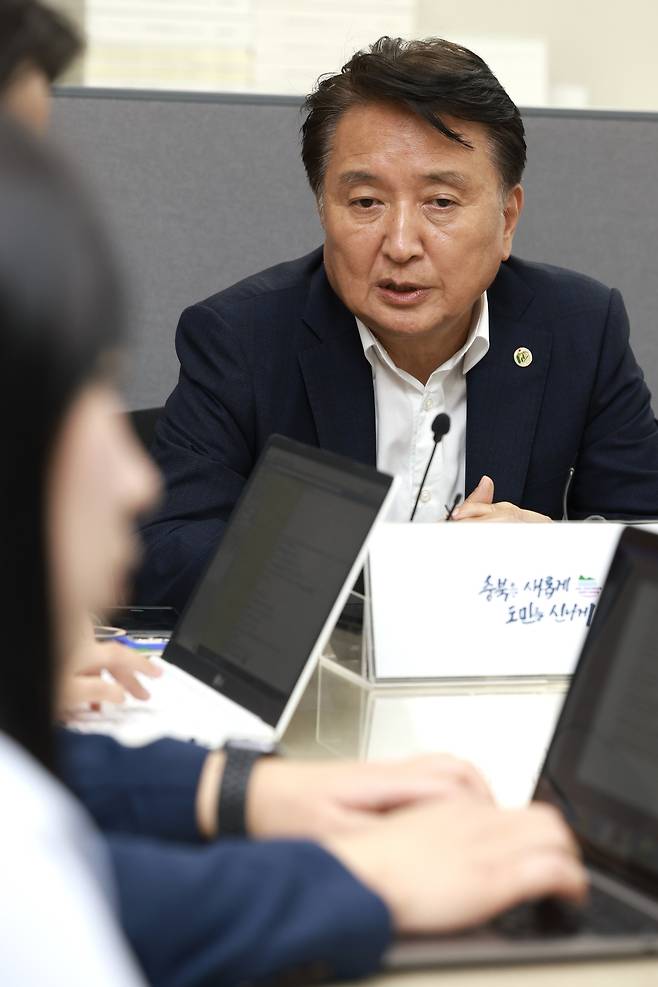 김학도 이사장을 소개하는 김연환 충북지사.
