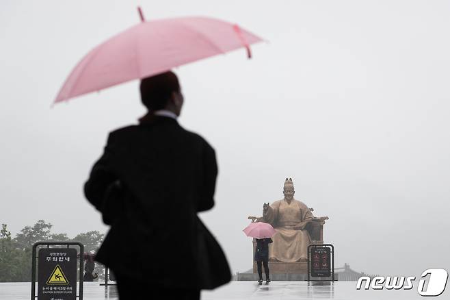 전국에 비가 내렸던 5월28일 서울 광화문광장을 찾은 시민들이 우산을 쓰고 이동하고 있다. ⓒ News1 유승관 기자