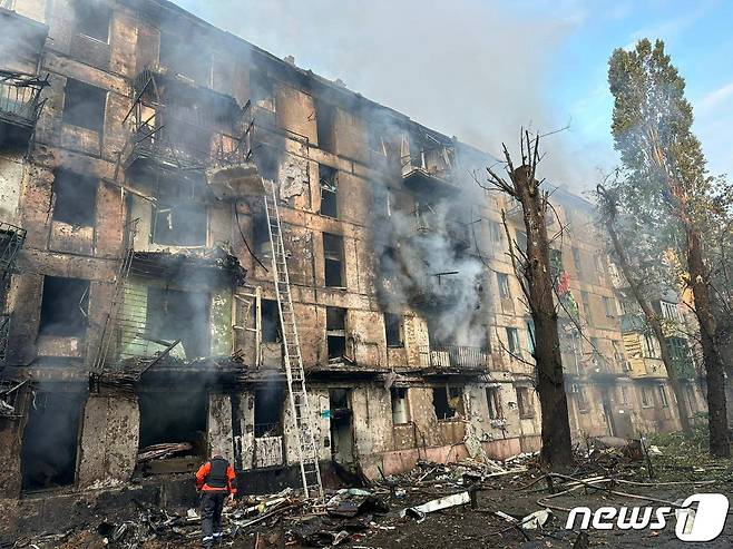 13일(현지시간) 우크라이나 중부 크리비리흐 소재 5층 아파트가 러시아의 공습을 받아 파손됐다. 2023.06.13/ ⓒ 로이터=뉴스1 ⓒ News1 권진영 기자