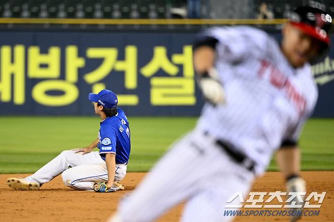 2023 KBO리그 삼성 라이온즈와 LG 트윈스의 경기가 13일 잠실야구장에서 열렸다. 삼성 유격수 이재현이 8회말 2사 1,2루 LG 오지환의 타구를 막아내지 못하고 아쉬워하고 있다. 잠실=허상욱 기자 wook@sportschosun.com/2023.06.13/