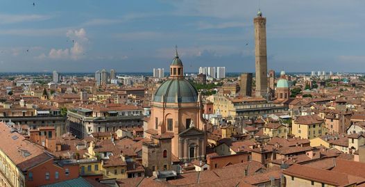 ‘붉은 도시 볼로냐’란 별명답게 상공에서 내려다보면 붉은 지붕 풍경이 아름다우며, 중세와 르네상스, 바로크 스타일등 다양한 건축물이 잘 보존되어 있다.