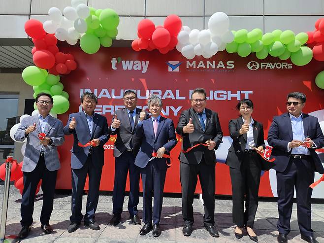 12일 티웨이 항공 취항 기념식이 열린 마나스국제공항.  사진 왼쪽부터 민병도 페이버스그룹 회장,  정홍근 티웨이항공 대표,  아이벡 몰도가지예프 키르기스스탄 외교차관, 이원재 주 키르기스스탄 대사, 알마즈 이사노프 키르기스스탄 대통령 경제수석, 아이다 이스마일로바 주한 키르기스스탄 대사, 마나스 사미디노프 마나스국제공항청장. /정병선 기자