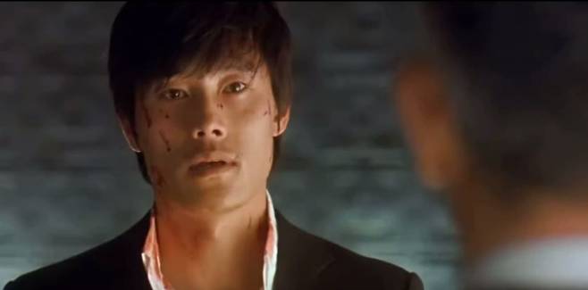 영화 '달콤한 인생' 주인공 이병헌이 "넌 나에게 모욕감을 줬어"라고 말하는 김영철에게 "그런 거 말고 진짜 이유를 말해봐"라고 말하는 장면./영화 '달콤한 인생'