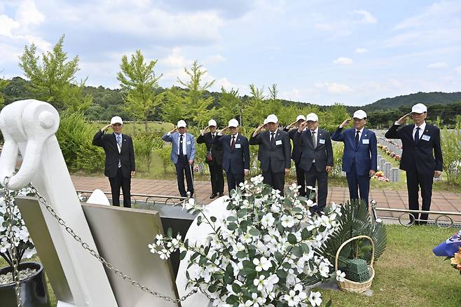 육군 갑종장교 전우회 회원들이 13일 국립대전현충원 천안함 46용사 묘소를 참배하고 있다. /육군