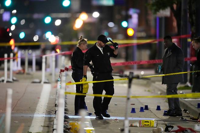 13일 미국 콜로라도주 덴버에서 경찰들이 총기 난사 현장을 조사하고 있다. /AP 연합뉴스